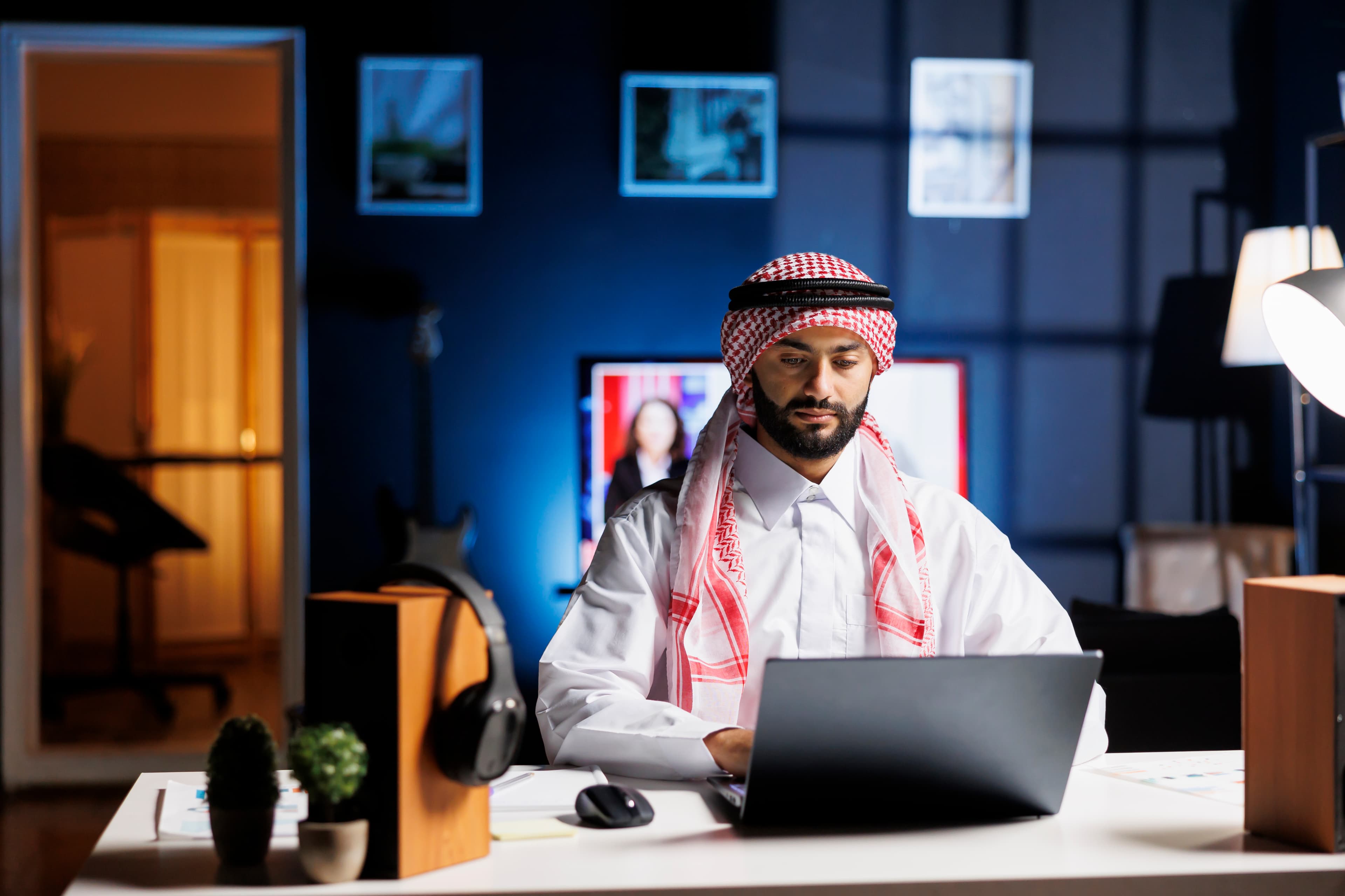 /images/careers/confidentarab.jpeg
